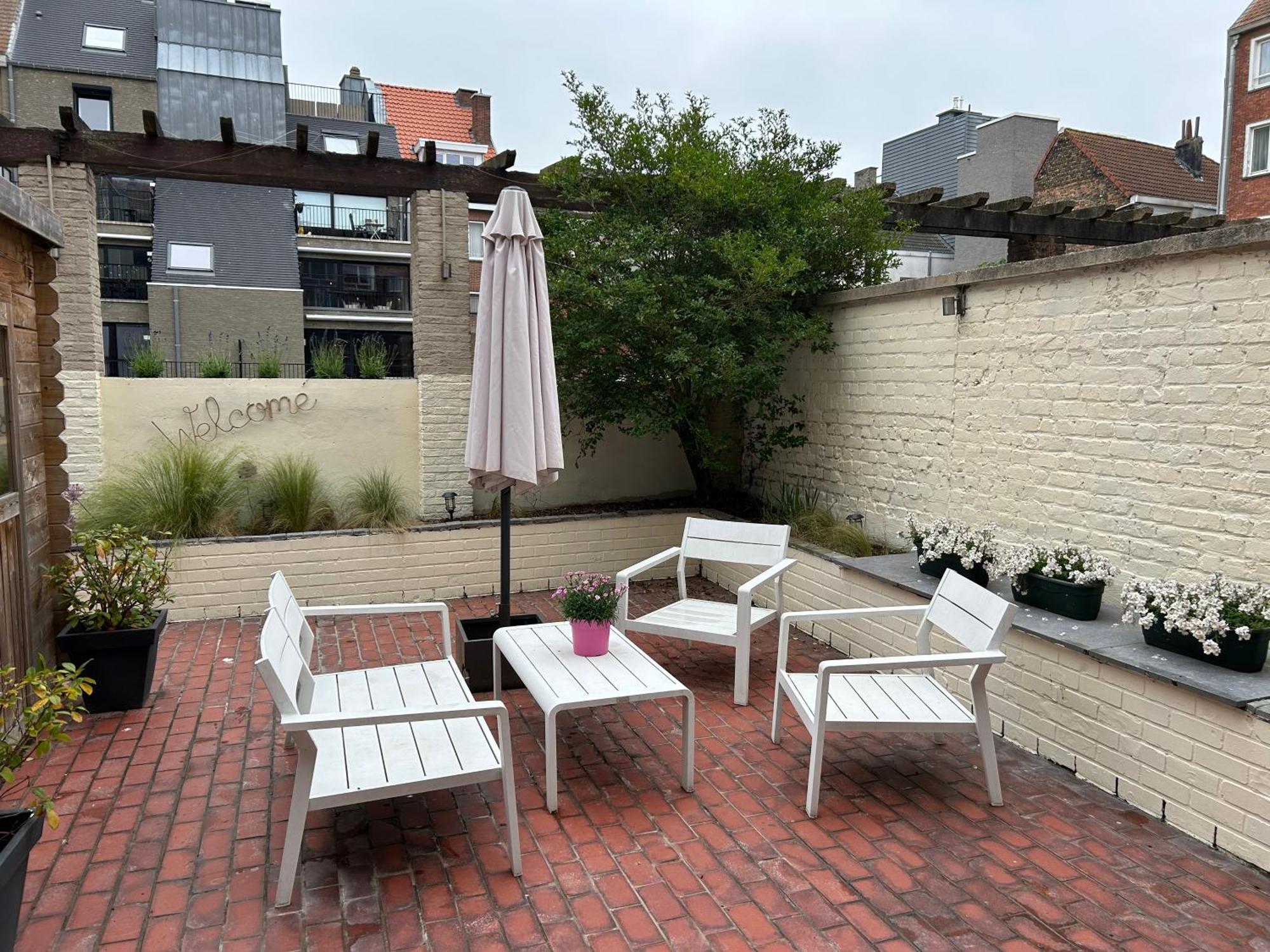 Centraal Gelegen Gezellig Verblijf Met Groot Terras Ostende Exterior foto